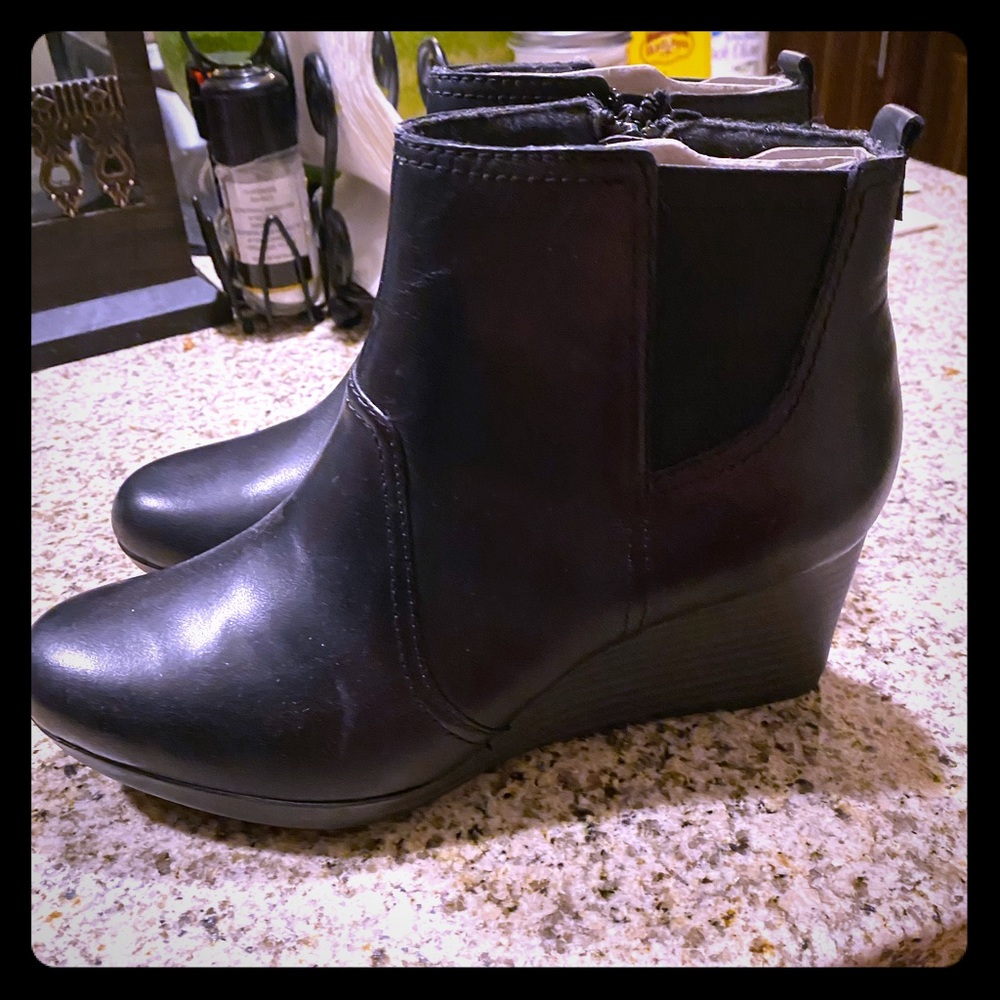 Woman’s BRAND NEW black leather wedges Size 7